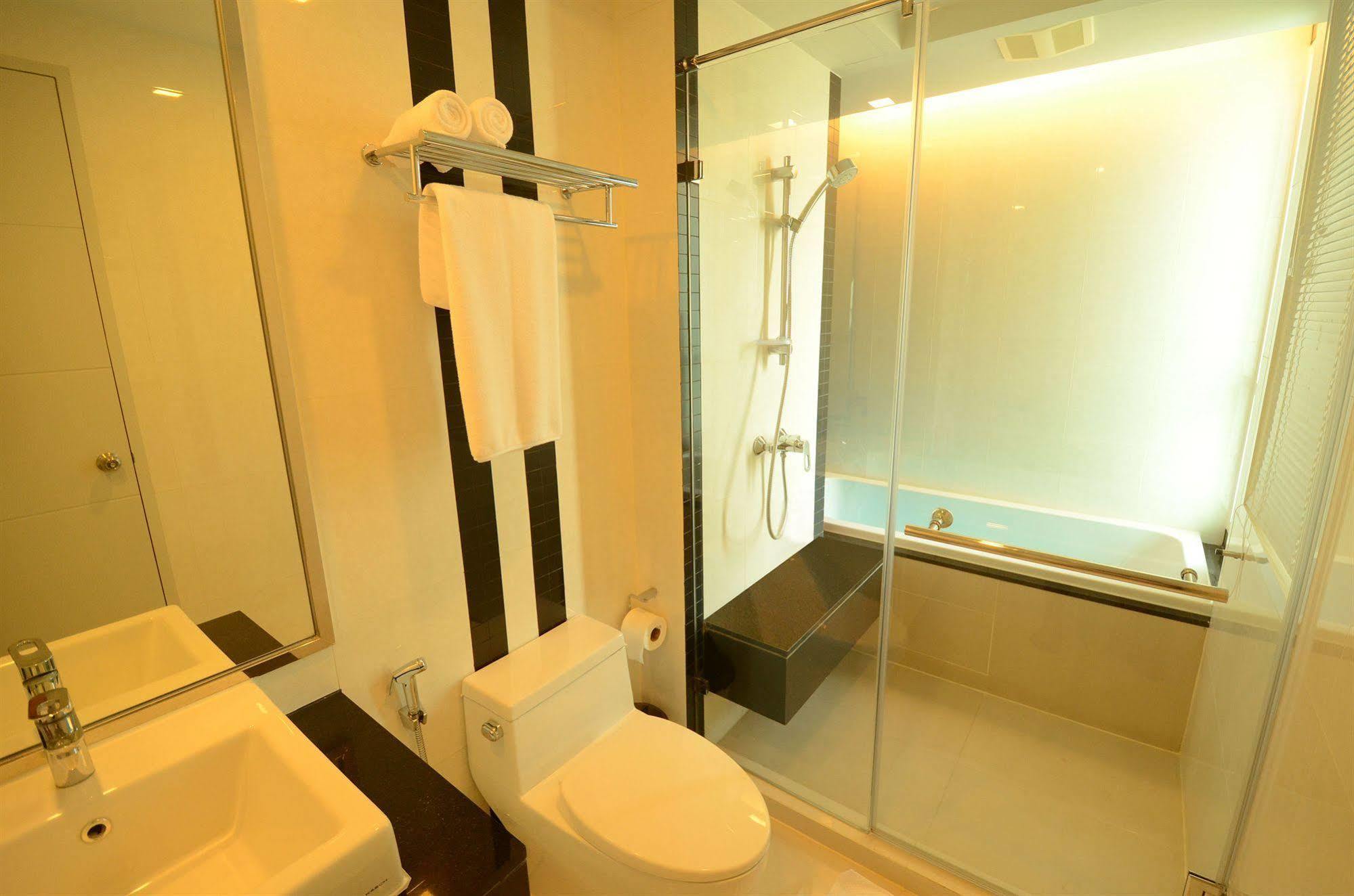 Beverly 33 By Aspira Bangkok Exterior photo